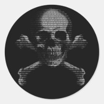 Cráneo y bandera pirata del pirata informático etiquetas redondas