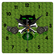 Cráneo y huesos del gato reloj