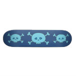 Cráneos azules enrrollados del dibujo animado tabla de patinar