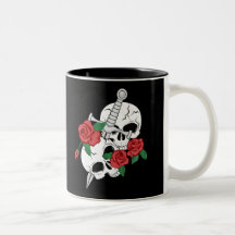Cráneos, rosas y daga taza