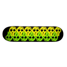cráneos verdes y amarillos en una parte posterior  tabla de skate