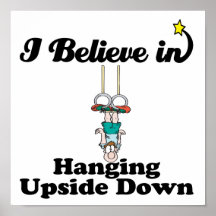 creo en el colgante upside-down posters