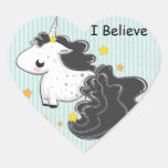 Creo unicornio negro del dibujo animado con el peg