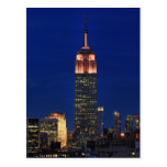 Crepúsculo: Empire State Building encendido encima Tarjetas Postales