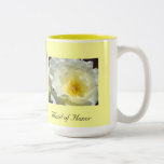 Criada del rosa amarillo blanco de la taza de café