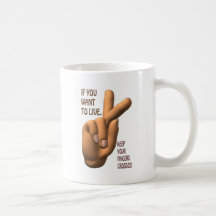 Cruce sus dedos taza de café