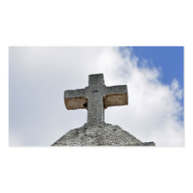 Cruz de piedra contra tarjetas de visita del cielo