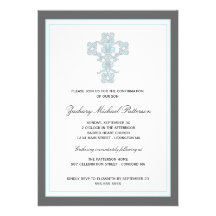 Cruz elegante en la invitación azul de la confirma