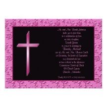 Cruz rosada cristiana en la invitación negra del b