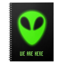 Cuaderno extranjero verde que brilla intensamente