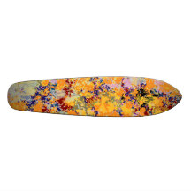 Cuatro de esos colores se ensucian encima de hombr patinetas personalizadas