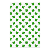 Cuatro tréboles de la hoja en verde se descoloran papelería