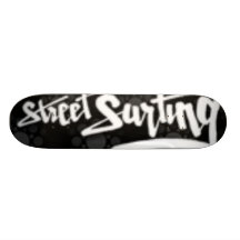 cubierta del patín de la calle que practica surf