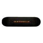 cubierta roja amarilla del monopatín del skatersol