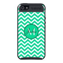 Cubierta verde con monograma del iPhone 5 de Skini