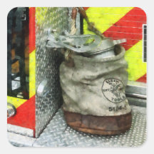 Cubo en el coche de bomberos pegatina cuadradas