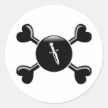Cuchillos de la bandera pirata etiqueta redonda