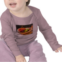 Cuenco de uvas rojas y de peras camiseta