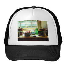 Cuenco de verduras y de botella verde gorro de camionero