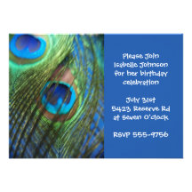 Cumpleaños azul de dos plumas del pavo real anuncio