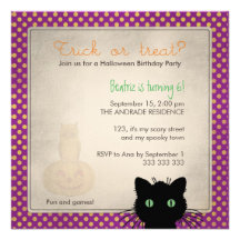 Cumpleaños púrpura de Halloween de la invitación d