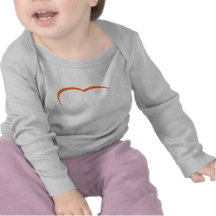 Curva naranja-roja del corazón los regalos de Zazz Camisetas