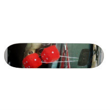 Dados borrosos rojos en convertible tabla de patinar