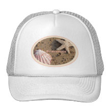 Dama de honor de la playa - cáscaras y arena del m gorras de camionero