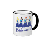 Damas de honor en taza azul del asistente del boda