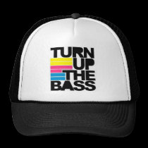 Dé vuelta encima del gorra bajo gorras