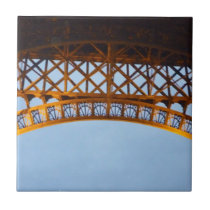 Debajo de la teja de la torre Eiffel azulejos