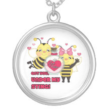 Debajo de mis abejas divertidas de la tarjeta del  grímpola