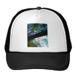 Debajo del puente gorros bordados
