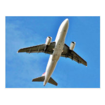 Despegue del aeroplano en el cielo azul tarjetas postales