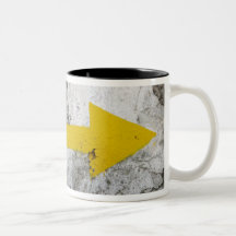 Después de la taza amarilla de las flechas