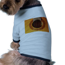 Detalle de la guitarra acústica camisa de mascota
