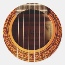 Detalle de la guitarra acústica etiqueta