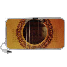 Detalle de la guitarra acústica laptop altavoz