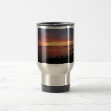 Detrás de puesta del sol roja, amarilla, y rosada  tazas