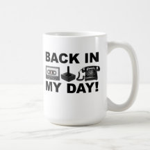 Detrás en mi taza divertida retra del día