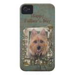 Día de padres - patas de piedra - Terrier australi iPhone 4 Case-Mate Carcasa
