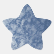 Día de primavera bonito con las nubes mullidas colcomanias forma de estrellaes
