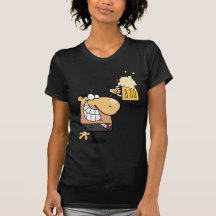 dibujo animado feliz del hombre que celebra con la camisetas