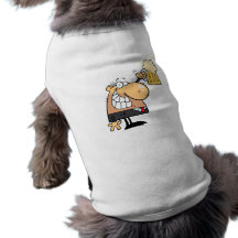 dibujo animado feliz del hombre que celebra con la camisetas de mascota