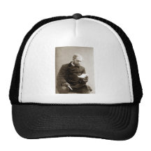 diecinueveavo C. Señor que lee una letra Gorra