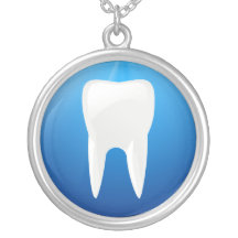Diente blanco en fondo azul collar personalizado