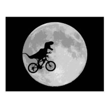 Dinosaurio en una bici en cielo con la luna postal