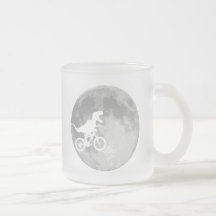 Dinosaurio en una bici en cielo con la luna taza de café