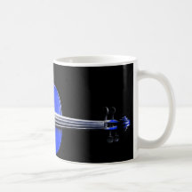 Diseño azul del violín en una taza