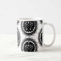 diseño blanco negro del damasco del escudo del cír taza